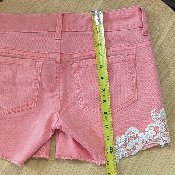 NWT GUESS Womens (Size 26) Peach Jean Shorts With Off-White Lace/Crochet Trim - Picture 3 of 16